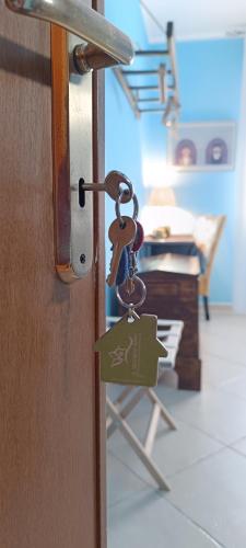 a key chain is attached to a door at Il Sentiero B&Bìo in SantʼAntìoco