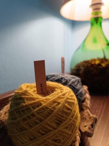 a piece of yarn with a tag on top of it at Il Sentiero B&Bìo in SantʼAntìoco