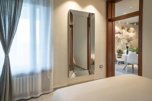 una camera da letto con specchio accanto a una finestra di Gomes Comfort House 2 a Valeggio sul Mincio