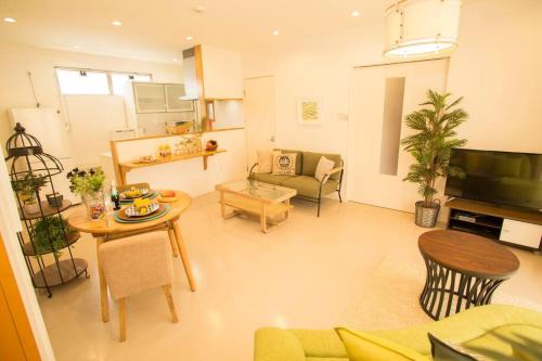 Μια τηλεόραση ή/και κέντρο ψυχαγωγίας στο 沖縄県屈指のリゾート地恩納村にある一軒家貸切！広々テラスでBBQを楽しみながら最高のバカンスを！