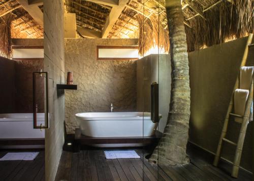 y baño con bañera y árbol. en Isla Tajín, en Tuxpan de Rodríguez Cano
