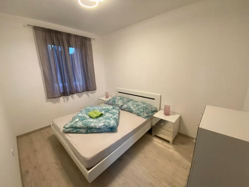 Kleines Zimmer mit einem Bett und einem Fenster in der Unterkunft Kossuth 41 in Balatonlelle