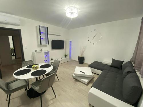 ein Wohnzimmer mit einem Sofa und einem Tisch in der Unterkunft Kossuth 41 in Balatonlelle