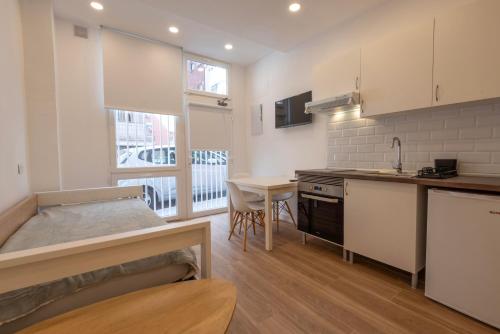 eine Küche mit einer Spüle und einer Arbeitsplatte in der Unterkunft A Madrid centro, metro 2 min a pie in Madrid
