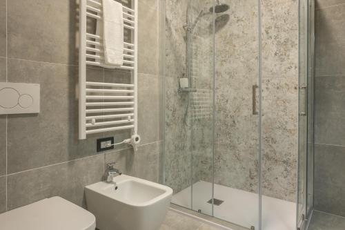 a bathroom with a shower and a toilet and a sink at Gomes Comfort House 2 in Valeggio sul Mincio
