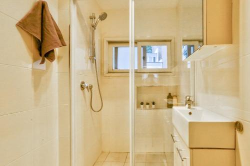 シドニーにあるVibrant 3 Bedroom House Darlinghurst 2 E-Bikes Includedのバスルーム(シャワー、シンク付)