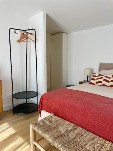 - une chambre avec un lit doté d'une couverture rouge et d'une table dans l'établissement Caseddu 100m de la plage, à Belvédère