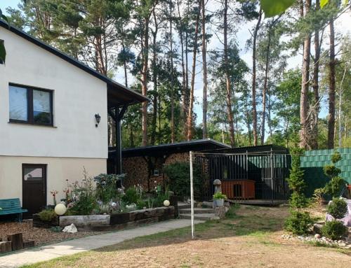 una casa con giardino di fronte di Kölp - Bernahl a Kölpinsee auf Usedom