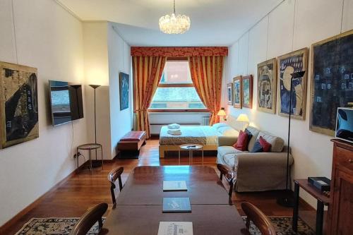 een woonkamer met een bank en een bed bij Appartamento di charme nel cuore di Chiavari in Chiavari