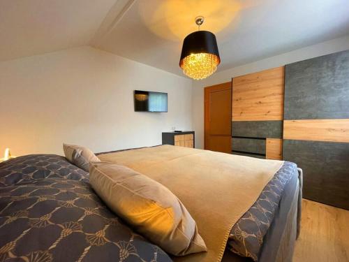 ein Schlafzimmer mit einem großen Bett und einer Lampe in der Unterkunft Welcoming apartment in Schladming in Schladming