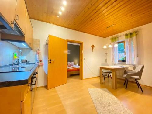 une cuisine et une salle à manger avec une table et une salle à manger dans l'établissement Comfortable apartment in Zenting in Lower Bavaria, à Zenting