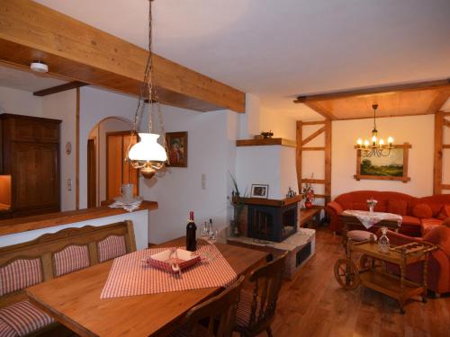 uma sala de estar com uma mesa e uma lareira em Quaint Apartment in Zeil am Main with Terrace em Zeil