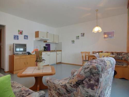 ein Wohnzimmer mit einem Sofa und einem Tisch in der Unterkunft Comfortable Apartments in Rotthalm nster in Rotthalmünster