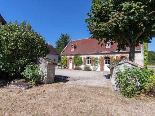 an old house with a tree and a driveway at Charming Holiday Home in Montrichard with Pool in Bourré