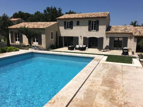 EyraguesにあるBeautiful villa with pool near St Remy de Provenceの家の前の大型スイミングプール