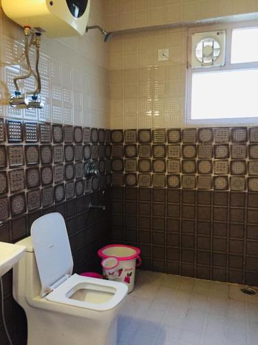 een badkamer met een toilet en een wastafel bij HOTEL CORNER RETREAT BnB in Manāli