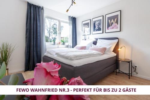 - une chambre dotée d'un lit avec une fleur rose dans l'établissement Apartment Wahnfried No3 - citynah wohnen mit Küche und Duschbad, Parkplatz, 300m zur Fussgängerzone, à Bayreuth