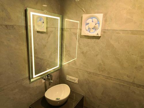 a bathroom with a toilet and a mirror at HOTEL SHYAM PALACE INDIA AGRA in Agra