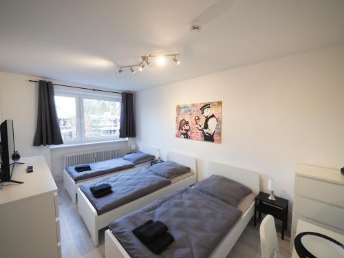 1 Schlafzimmer mit 2 Betten und einem Schreibtisch in der Unterkunft Nice Apartment in Bargteheide (Hamburg) in Bargteheide