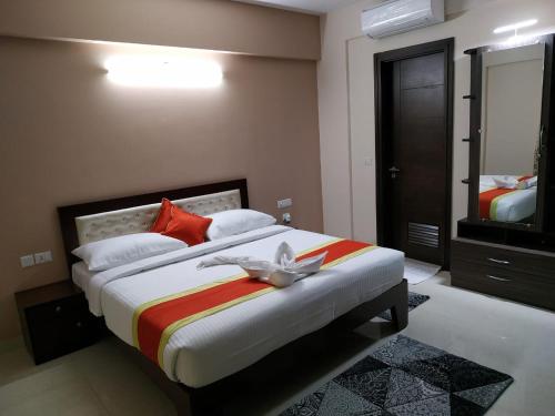 Postel nebo postele na pokoji v ubytování Entire 3 BHK Corporate Service Apartment Manyata Tech Park Hebbal