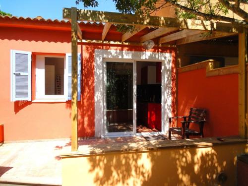 サンタ・ルシア・ディ・モリアニにあるHoliday Home in Poggio Mezzana near the beachの家の中庭に開いたドア