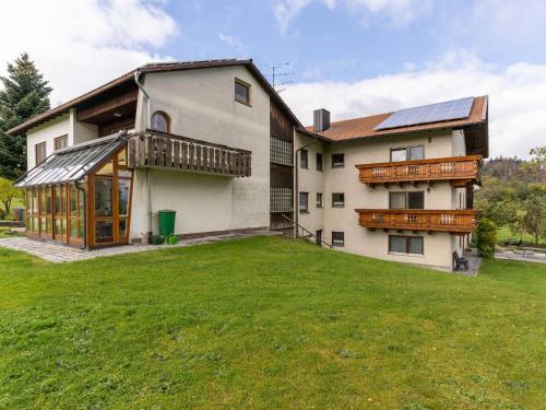 une maison avec une grande cour devant elle dans l'établissement Cozy Apartment in Sonnen Bavaria near Forest, à Sonnen