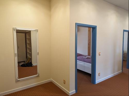 Habitación con 2 espejos y 1 cama en una habitación. en Ferienwohnung Zur Kirschallee, en Hochkirch