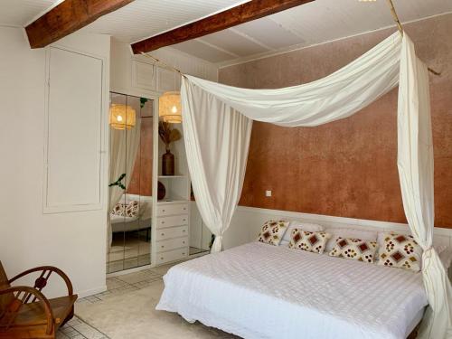 Un pat sau paturi într-o cameră la Maison spacieuse et calme, idéal famille