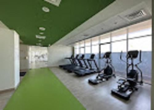 Fitness centrum a/nebo fitness zařízení v ubytování Aura Azizi - Downtown Jabel Ali by Golden Casa