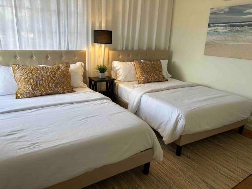 um quarto de hotel com duas camas e uma janela em Darling, Peaceful, Near Beach, EV Charger em Santa Bárbara