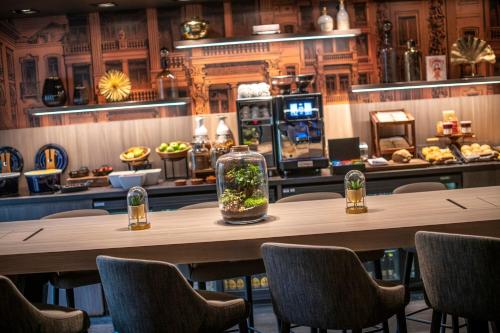 ein Restaurant mit einem großen Holztisch und Stühlen in der Unterkunft Marriott Executive Apartments Brussels in Brüssel