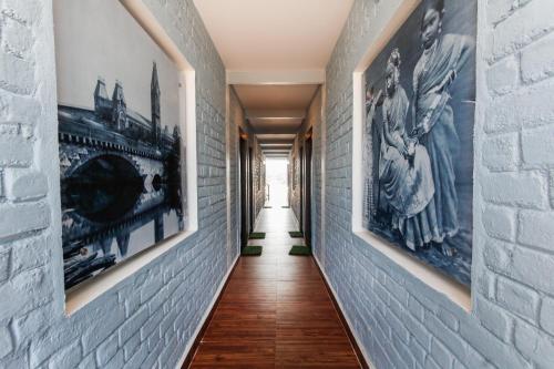 um corredor com pinturas nas paredes em OYO Grand Beach Palace em Tirupporūr