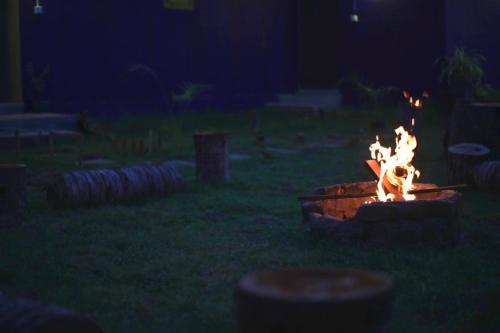 eine Feuerstelle in einem Garten in der Nacht in der Unterkunft Hangten's Surf Skate Hostel in Arugam Bay