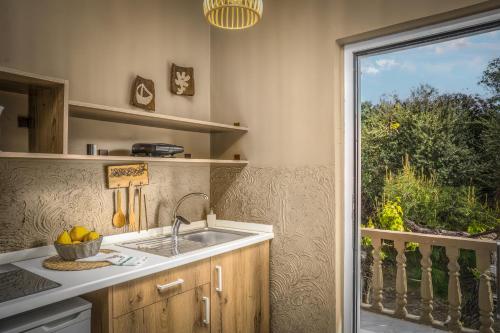 una cucina con un lavandino e una finestra di Koklas Studios a Lithakia