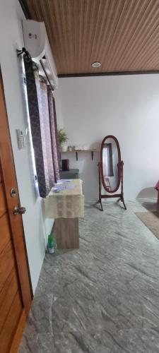 um quarto com um lavatório e um espelho em Mollucan Residence # 2 em Moalboal