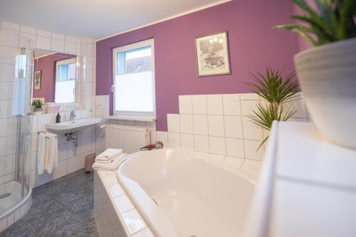 Ένα μπάνιο στο Ferienwohnung in ruhigem Viertel