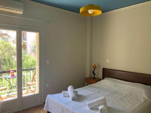 Cozy apartment for piano lovers in Corfu Town tesisinde bir odada yatak veya yataklar