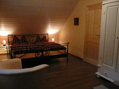 1 dormitorio con 1 cama negra en una habitación en Cozy wooden house in Waltershausen near the forest, en Emsetal
