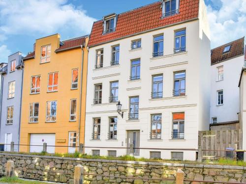 ヴィスマールにあるModern Apartment in Wismar with Private Terraceの都会の色彩豊かな建築群