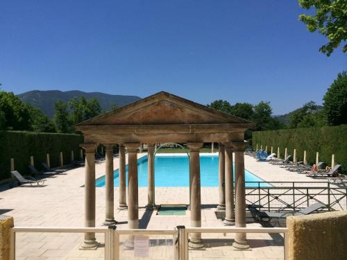 un cenador junto a la piscina en A beautiful 2 persons studio in a chateau with swimming pool, en Montbrun-les-Bains