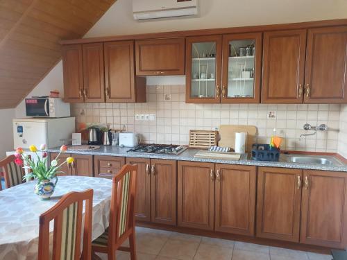 Η κουζίνα ή μικρή κουζίνα στο Fehér Rózsa Apartman