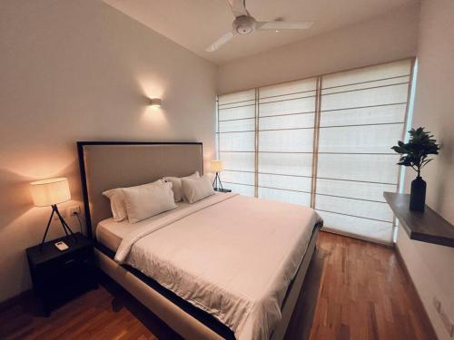 Tempat tidur dalam kamar di Apartment in Colombo: Cozy Two Bedroom Apartment