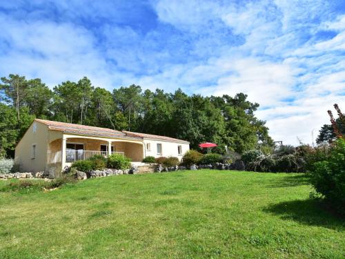 MontcléraにあるHoliday home in Montcl ra with sunny garden playground equipment and private poolの庭芋家