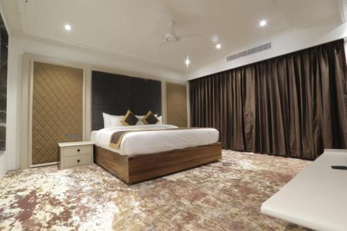 a bedroom with a large bed and a large window at Classic Sapphire Ananta Bundi in Būndi