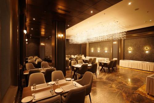 a restaurant with tables and chairs and a chandelier at Classic Sapphire Ananta Bundi in Būndi