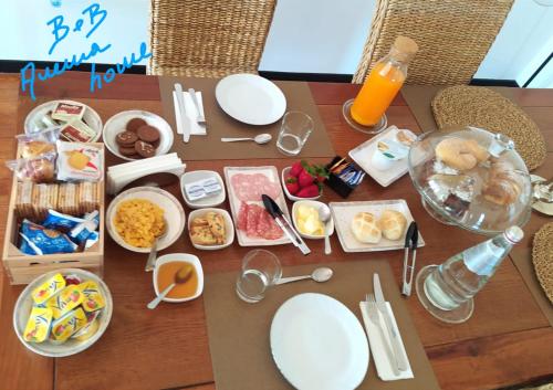 een tafel met borden en kommen met voedsel bij Anema Home in Serino