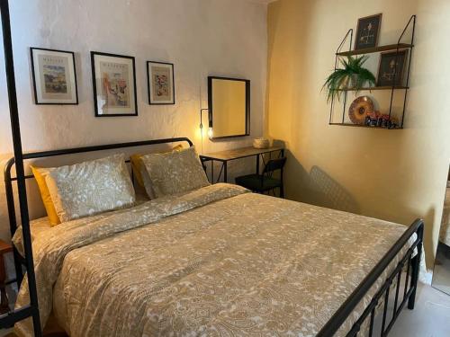 1 dormitorio con 1 cama grande en una habitación en La Casita, en Casarabonela