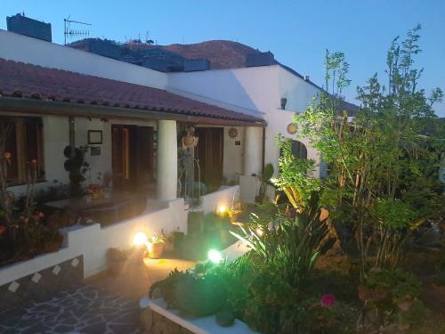 una casa con un jardín con luces delante en Bed and Breakfast Villa Angelina, en Lipari
