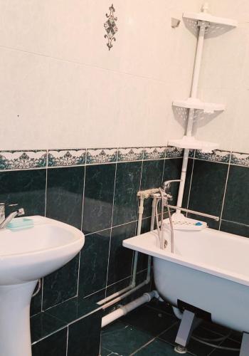 een badkamer met een wastafel, een toilet en een bad bij г. Астана ЖК АПАТО in Zaozërnyy