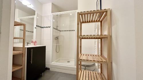 une salle de bain avec une douche, des toilettes et un lavabo dans l'établissement L'argousier St Val, à Saint-Valery-sur-Somme